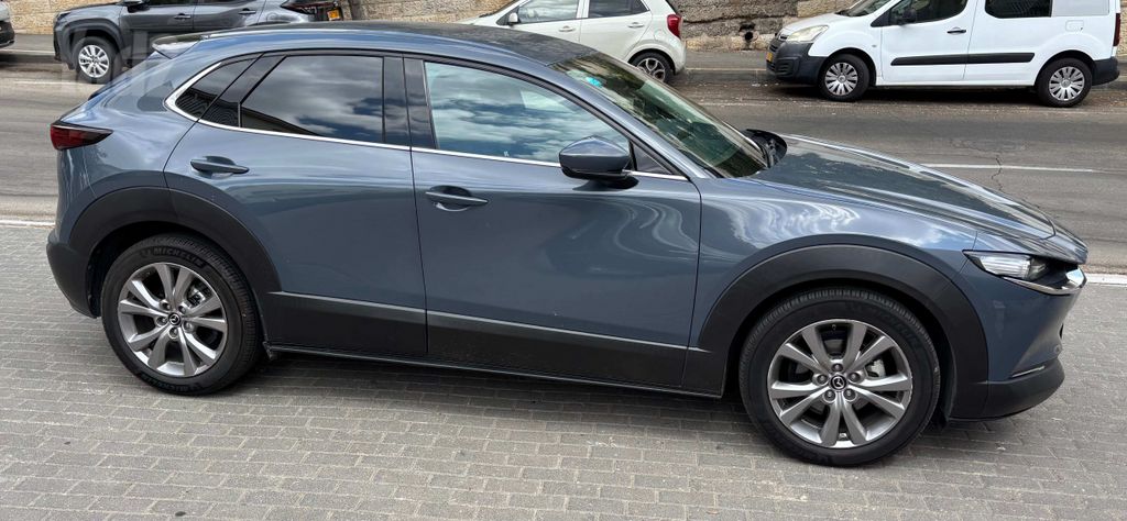 מודעת רכב מאזדה CX-30