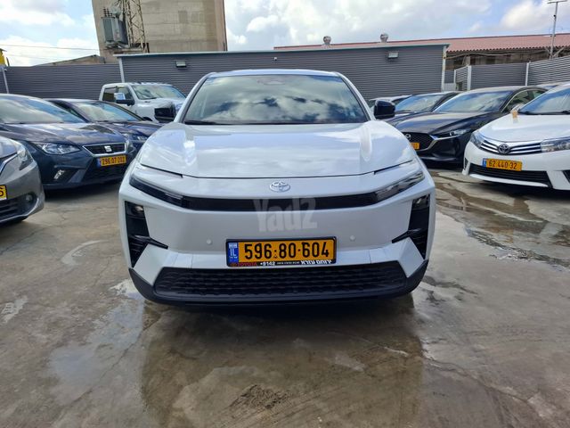 מודעת רכב טויוטה C-HR+