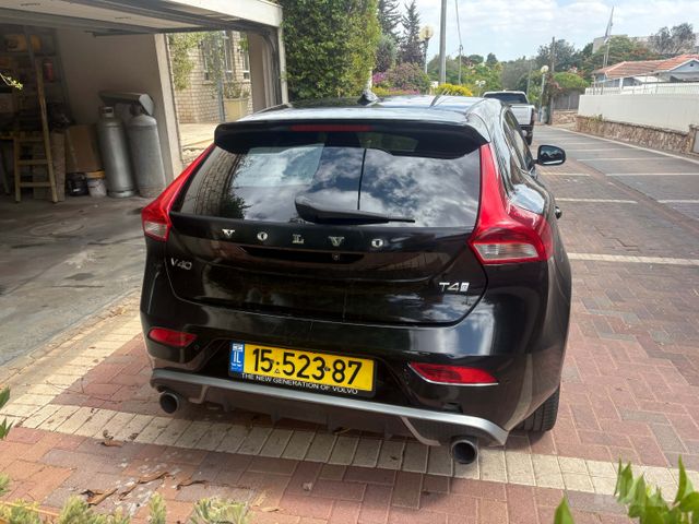 וולוו V40