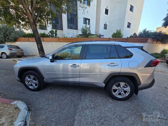 מודעת רכב טויוטה RAV4