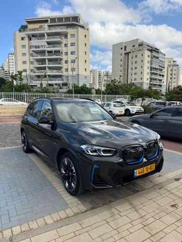 ב מ וו iX3