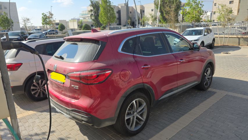 מודעת רכב אם ג'י EHS PHEV