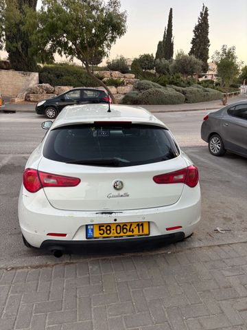 מודעת רכב אלפא רומיאו ג'ולייטה