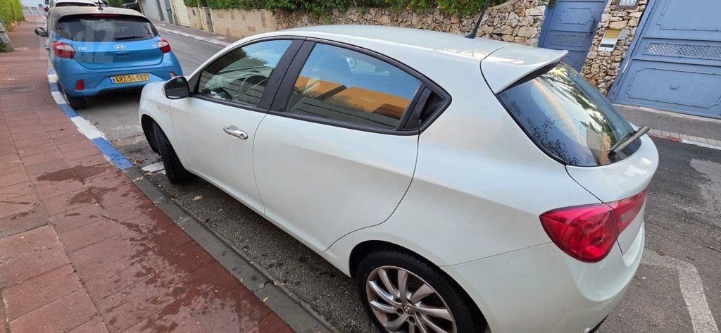 מודעת רכב אלפא רומיאו ג'ולייטה