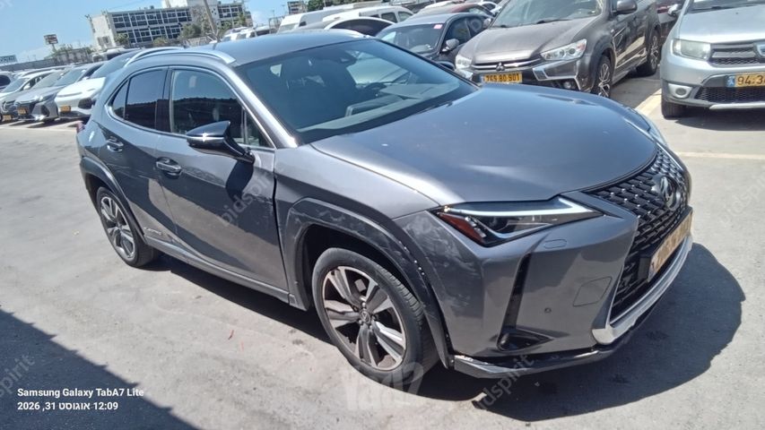מודעת רכב לקסוס UX