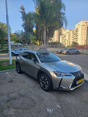 מודעת רכב לקסוס UX