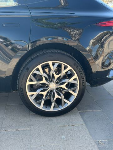 אסטון מרטין DBX