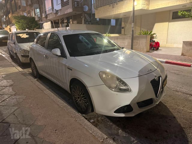 מודעת רכב אלפא רומיאו ג'ולייטה