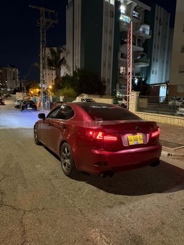 לקסוס IS