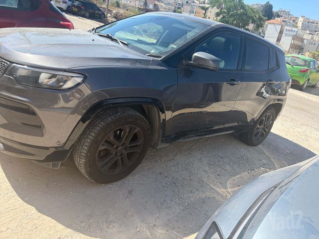 מודעת רכב ג'יפ קומפאס