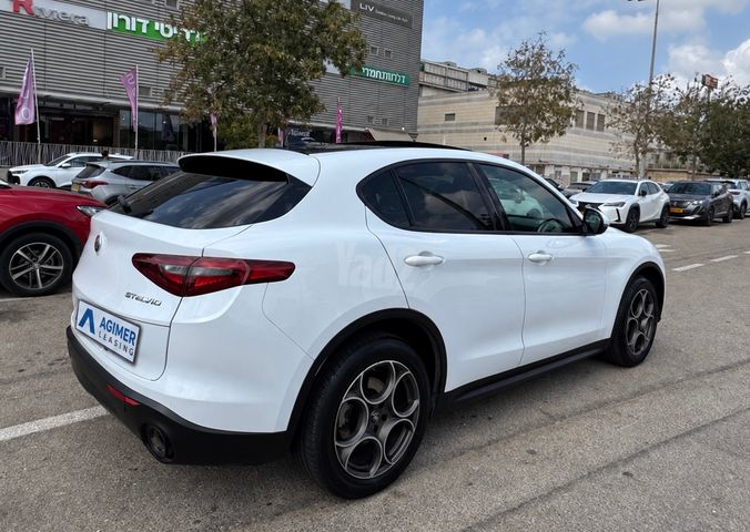 אלפא רומיאו סטלביו