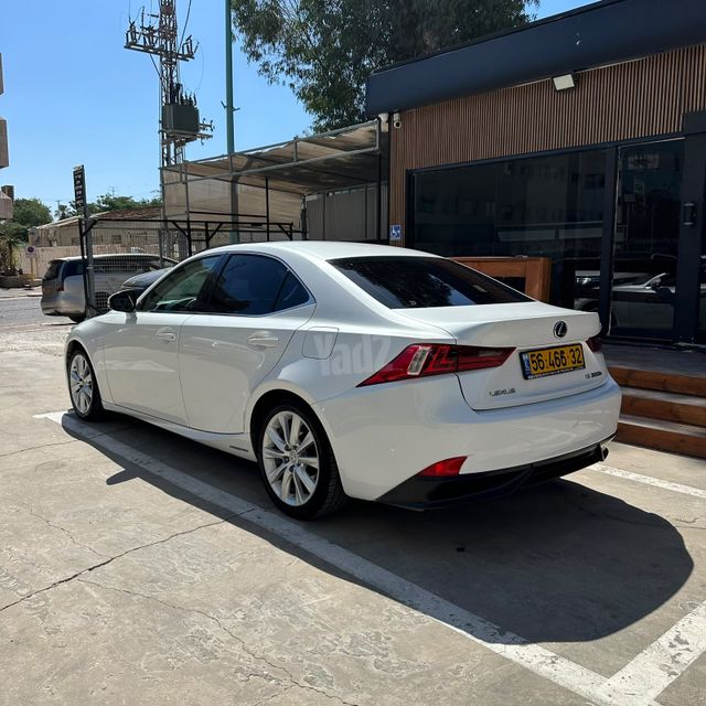 לקסוס IS