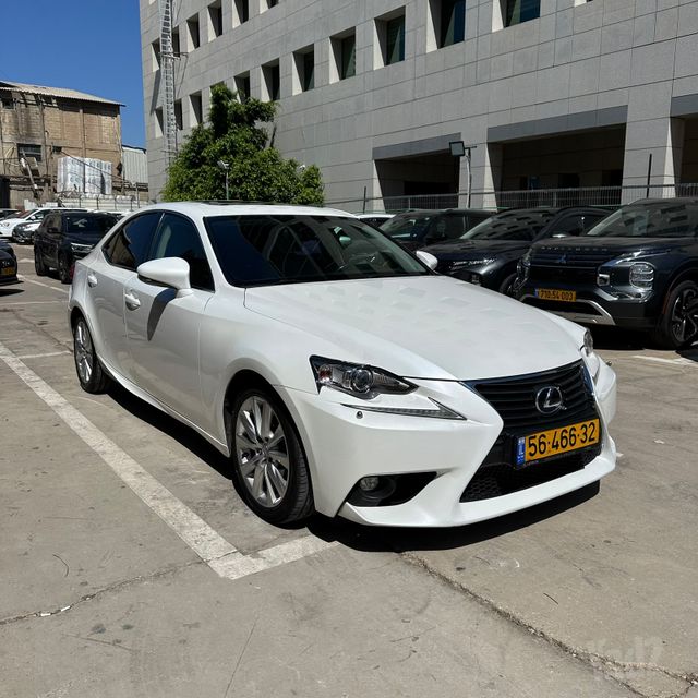 לקסוס IS