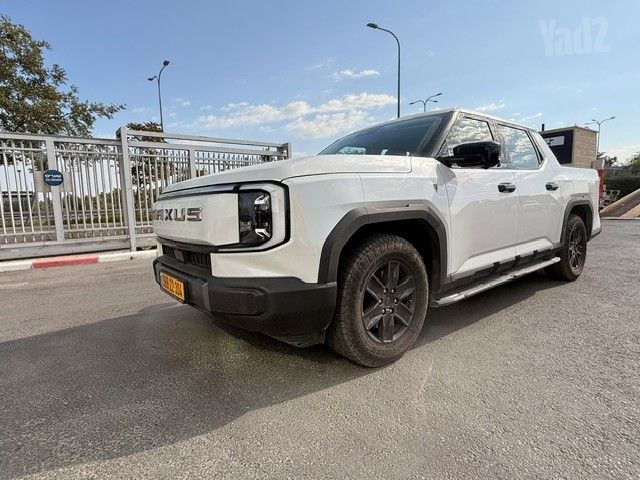 מודעת רכב מקסוס אי-טרון 9