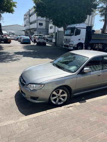 סובארו B4/לגאסי