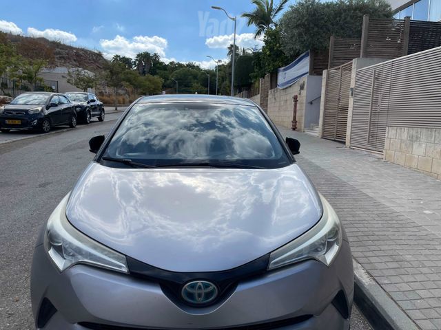 C-HR Chic היברידי אוט׳ 1.8 (98 כ״ס)