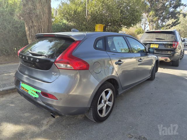 וולוו V40