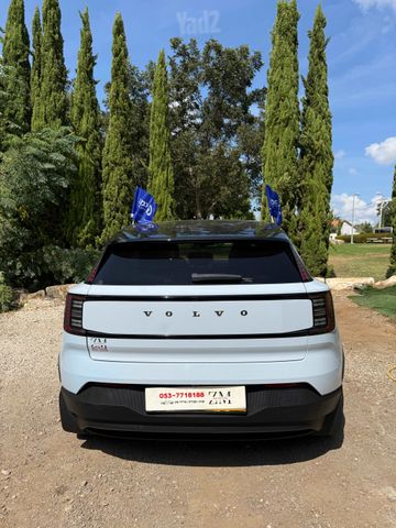 וולוו EX30