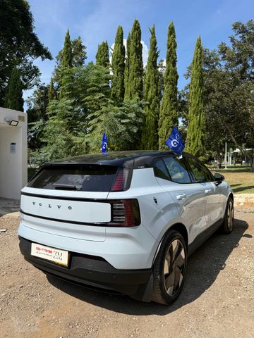 וולוו EX30