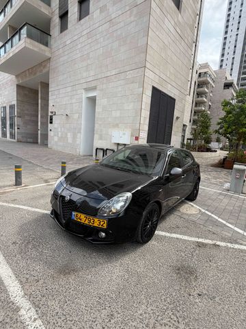 מודעת רכב אלפא רומיאו ג'ולייטה