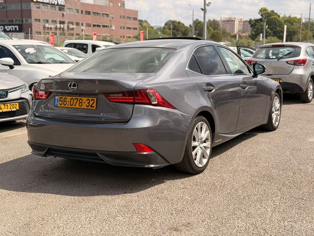 לקסוס IS