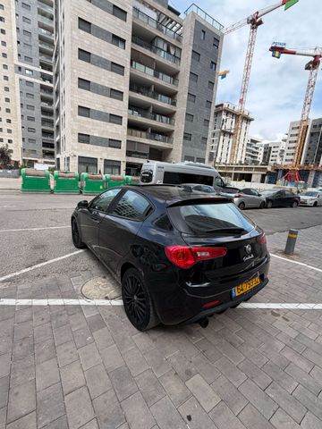 אלפא רומיאו ג'ולייטה