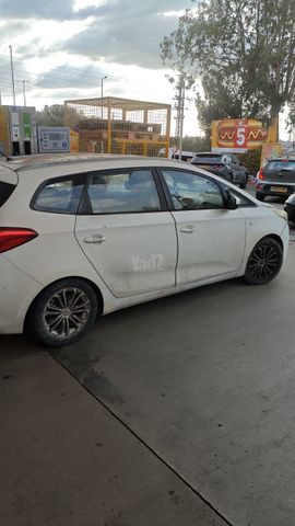 מודעת רכב קיה קארנס