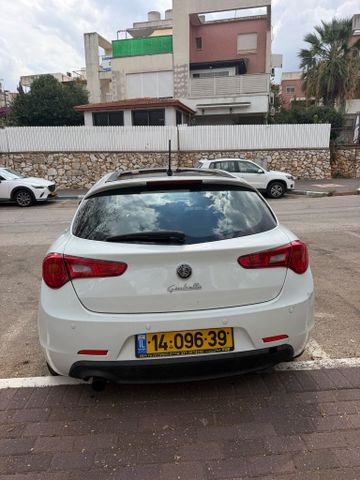 אלפא רומיאו ג'ולייטה