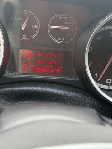 מודעת רכב אלפא רומיאו ג'ולייטה