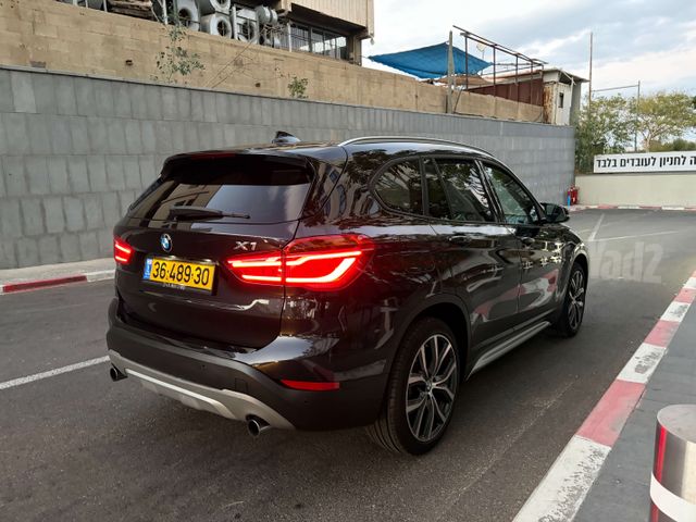 ב מ וו X1