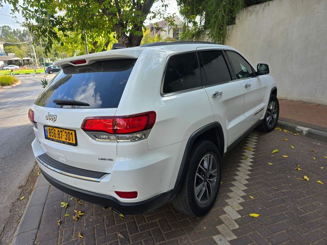 מודעת רכב ג'יפ גרנד צ'ירוקי