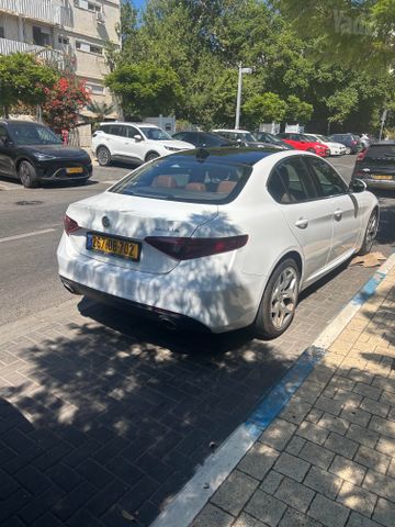 אלפא רומיאו ג'וליה