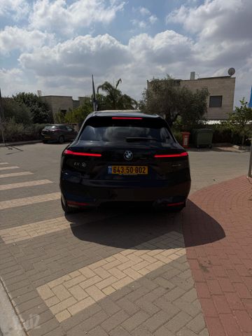 ב מ וו iX