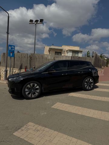ב מ וו iX