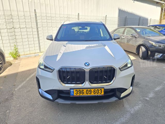 ב מ וו X1