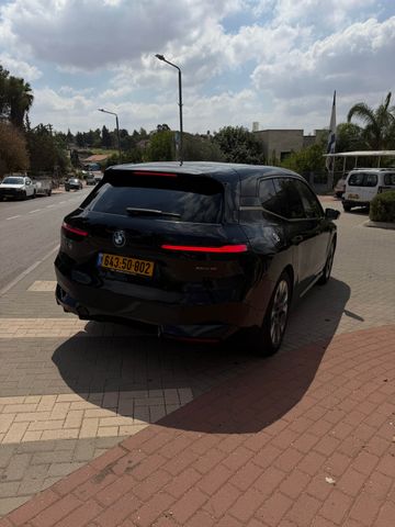 ב מ וו iX