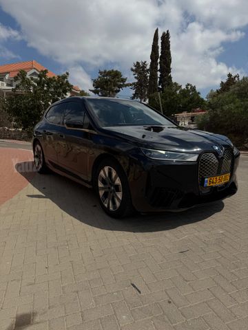 ב מ וו iX