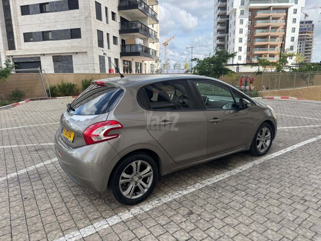 פיג'ו 208