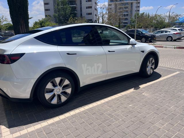 מודעת רכב טסלה מודל Y