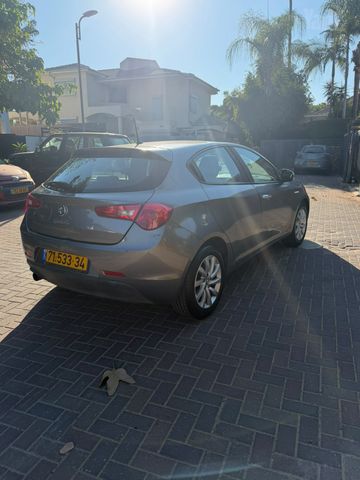 אלפא רומיאו ג'ולייטה