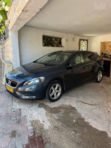 וולוו V40
