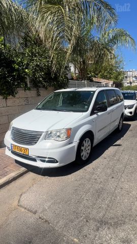 מודעת רכב קרייזלר גראנד וויאג'ר