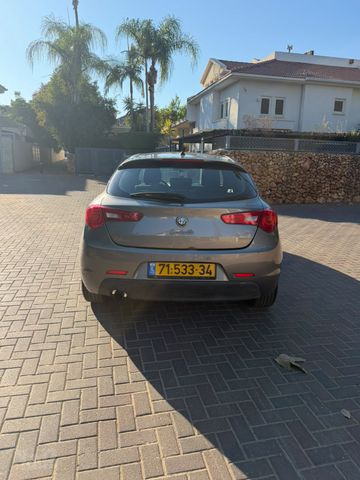 אלפא רומיאו ג'ולייטה