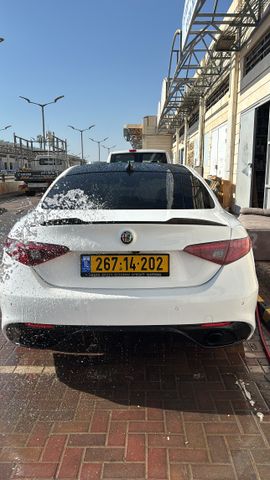 אלפא רומיאו ג'וליה