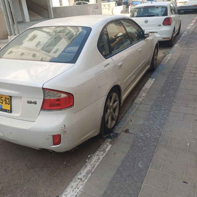 סובארו B4/לגאסי