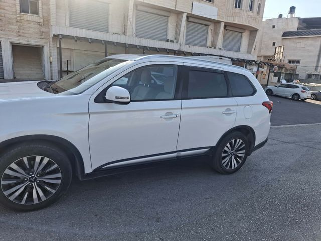 מיצובישי אאוטלנדר