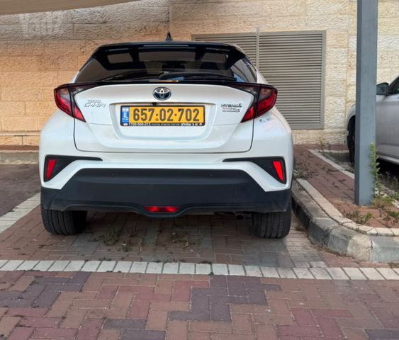 מודעת רכב טויוטה C-HR