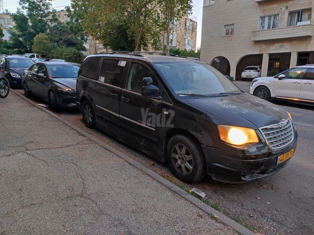 מודעת רכב קרייזלר גראנד וויאג'ר