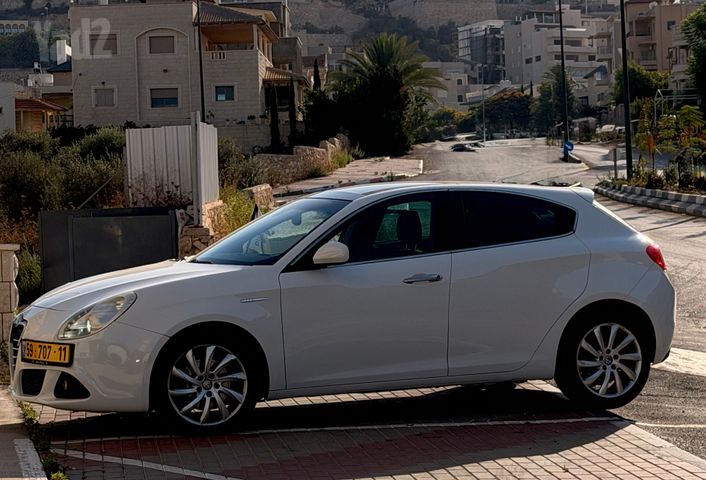 מודעת רכב אלפא רומיאו ג'ולייטה