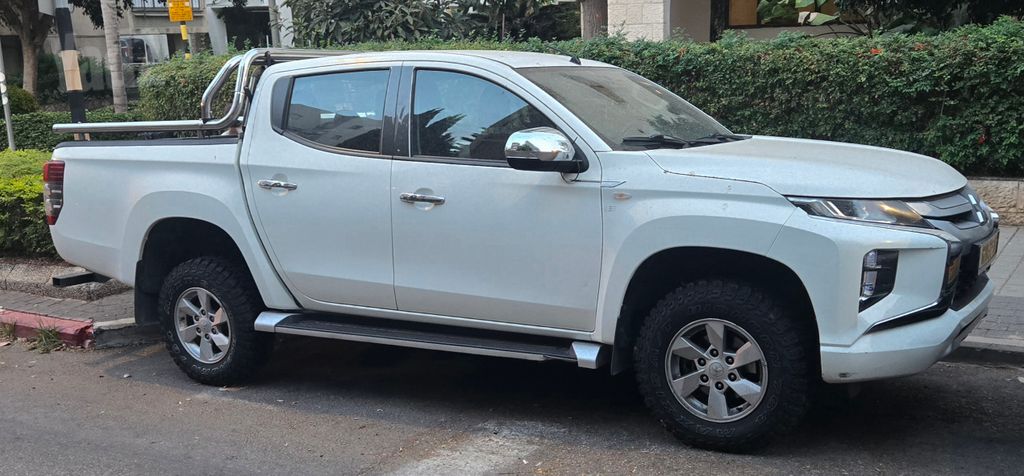 מיצובישי טרייטון / L200